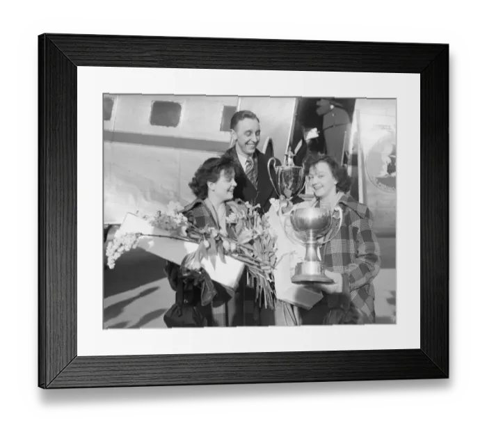 Framed Print : Rosalind and Diane Rowe, 17 yrs old twins, won the women