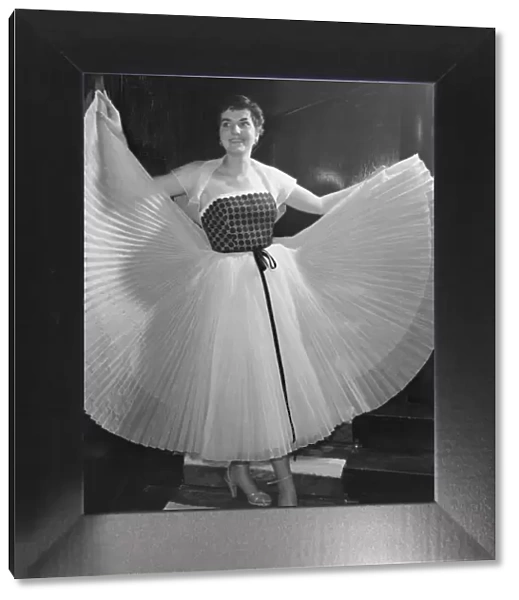 Fashion Show in London 1952 DM 5  /  3  /  1952 C1120  /  1