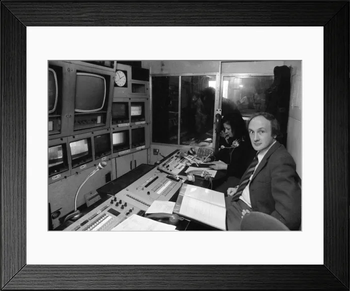 Framed Print : BBC Commentator Barry Davies before Spurs v Wanderers, League Semi Final February