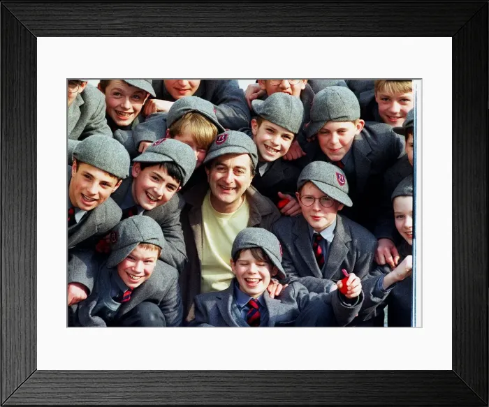 Framed Print : Tony Robinson with kids from The Glasgow High School, - who appear alongside him in Alan Framed Print : Tony Robinson with kids from The Glasgow High School, - who appear alongside him in Alan