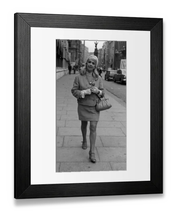 Framed Print : Dorothy Squires Appearing at the Law courts in her action for damages against Granada Framed Print : Dorothy Squires Appearing at the Law courts in her action for damages against Granada