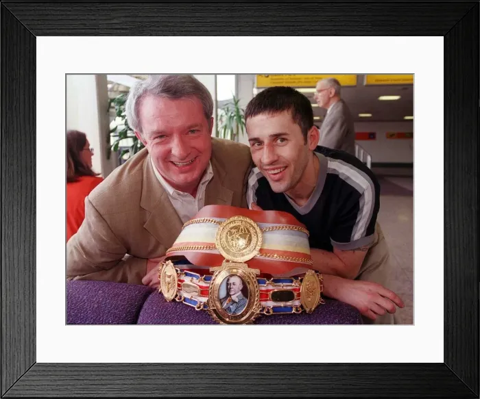 Framed Print : Tommy Gilmour with boxer Keith Knox May 1999 displaying Keith Framed Print : Tommy Gilmour with boxer Keith Knox May 1999 displaying Keith