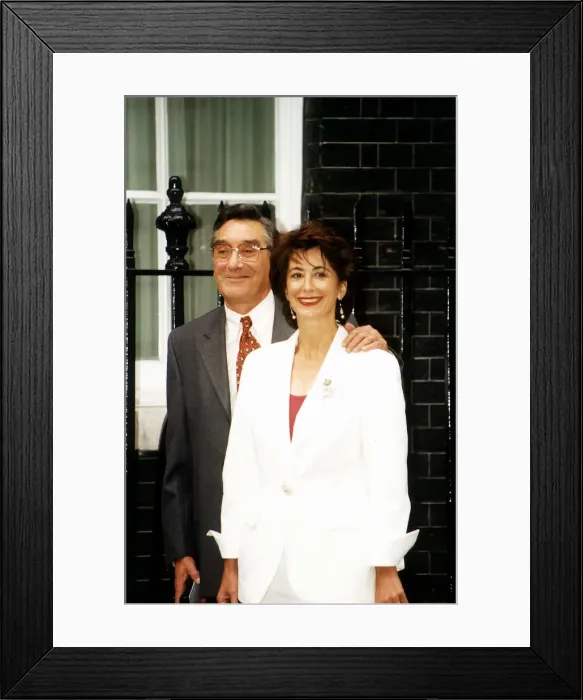Framed Print : Maureen Lipman Actress with husband writer Jack Rosenthal standing outside number 10 Framed Print : Maureen Lipman Actress with husband writer Jack Rosenthal standing outside number 10