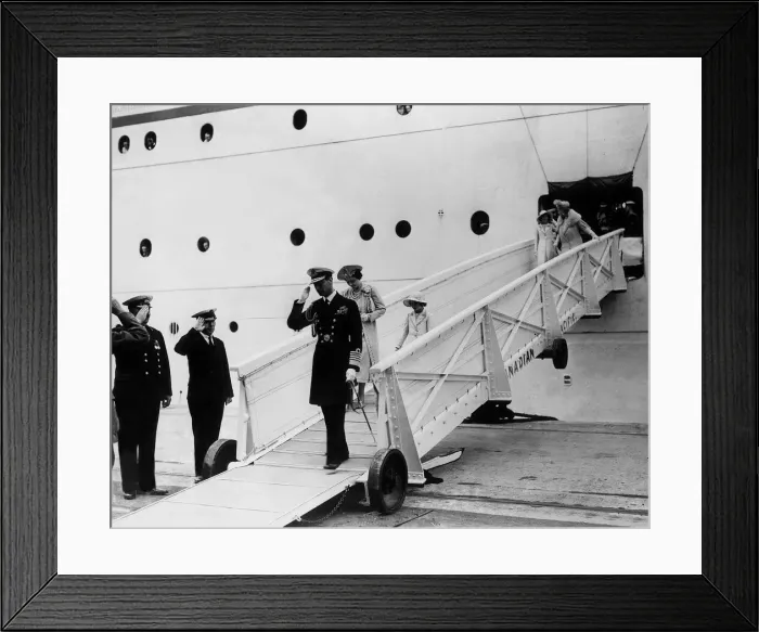 Framed Print : King George VI and Queen Elizabeth with their daughter Princess Elizabeth arrive Framed Print : King George VI and Queen Elizabeth with their daughter Princess Elizabeth arrive