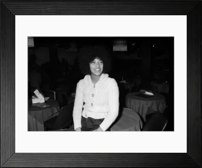 Framed Print : 1970s Jazz and Folk singer Linda Lewis at Ronnie Scotts club in London Framed Print : 1970s Jazz and Folk singer Linda Lewis at Ronnie Scotts club in London