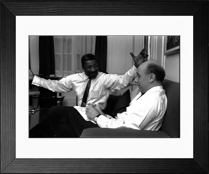 Framed Print : ERROL GARNER Jazz pianist talking to Daily Mirror reporter Donald Zec 1963 Y2K Framed Print : ERROL GARNER Jazz pianist talking to Daily Mirror reporter Donald Zec 1963 Y2K