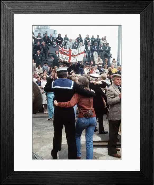 Framed Print : HMS Arrow Falklands War a sailor walks along arm in arm with his wife after arriving back Framed Print : HMS Arrow Falklands War a sailor walks along arm in arm with his wife after arriving back