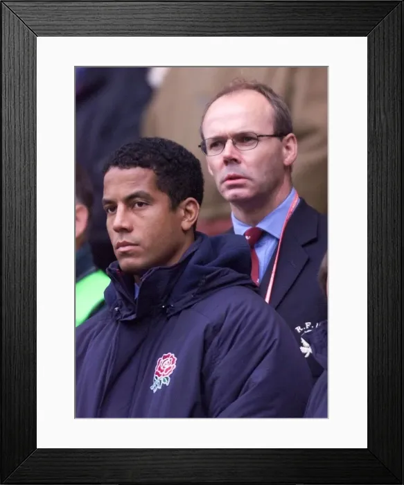 Framed Print : Jeremy Guscott pictured with England Rugby Union coach Clive Woodward at the England v