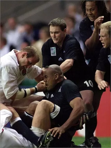 Lawrence Dallaglio of England Oct 1999 punching Jonah Lomu of New Zealand