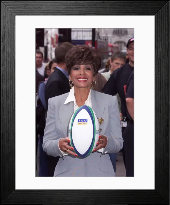 Framed Print : Shirley Bassey launches ITV rugby world cup September 1999