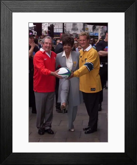 Framed Print : Shirley Bassey launches ITV rugby world cup September 1999 with rugby legends Gareth Framed Print : Shirley Bassey launches ITV rugby world cup September 1999 with rugby legends Gareth