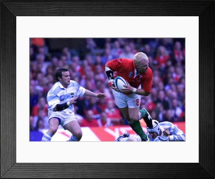 Framed Print : Scott Quinnell leads an attack in the Wales v Argentina match Framed Print : Scott Quinnell leads an attack in the Wales v Argentina match
