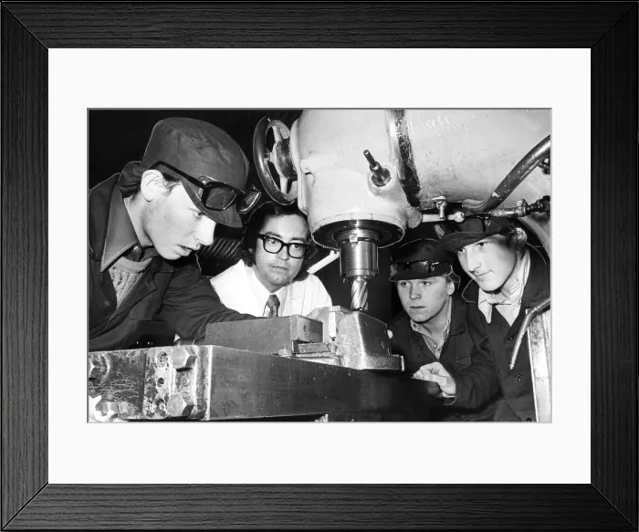 Framed Print : Trainees Ron Cook, Tom Hallam and Derek McIntyre with instructor Allan Brooke