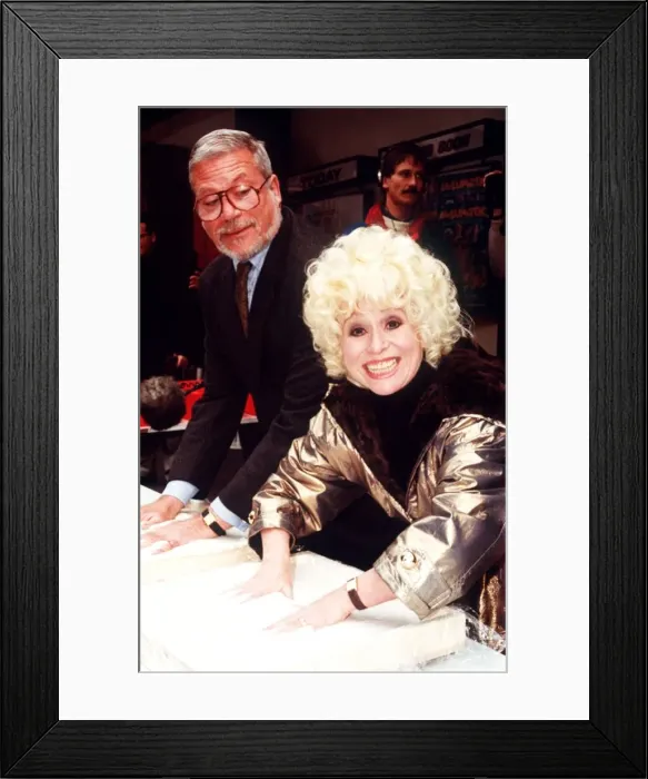 Framed Print : Barbara Windsor and Oliver Reed aftr leaving their palm prints in cement Plaque Framed Print : Barbara Windsor and Oliver Reed aftr leaving their palm prints in cement Plaque