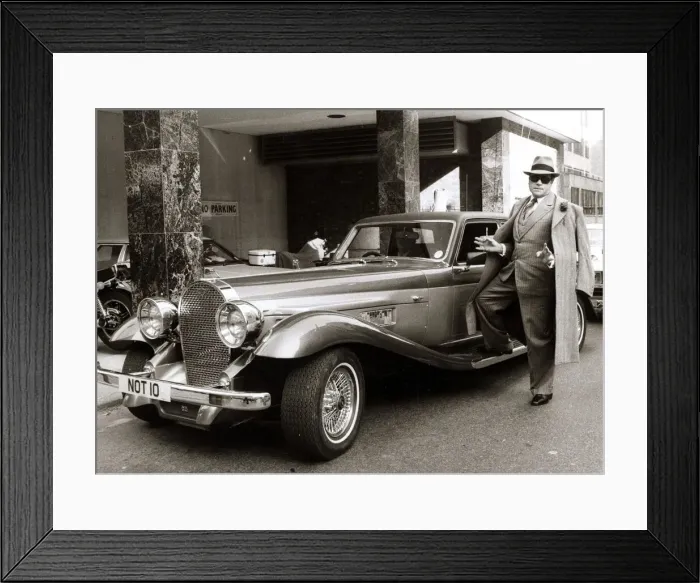 Framed Print : Oliver Reed - January 1980 standing next to his £60 Framed Print : Oliver Reed - January 1980 standing next to his £60