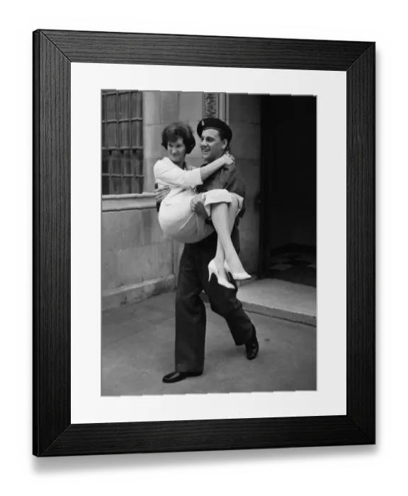 Framed Print : Bob Monkhouse with his wife Liz during a break in the filming of Carry On Sergeant 1958