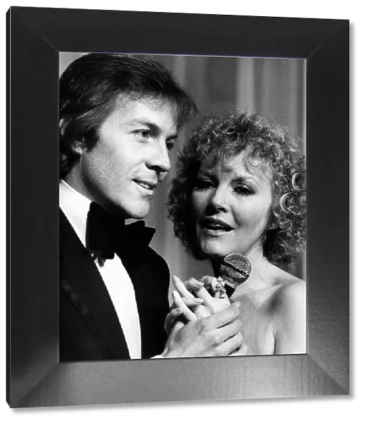 Roddy Llewellyn singing with Petula Clark - March 1978