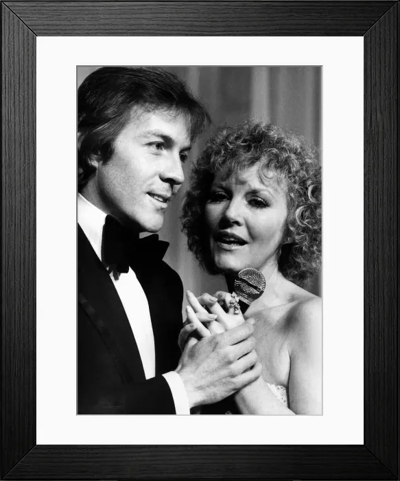 Framed Print : Roddy Llewellyn singing with Petula Clark - March 1978