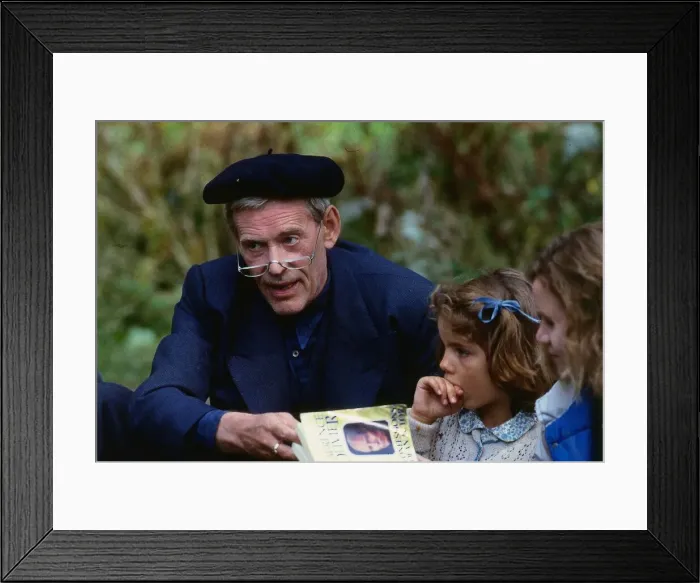 Framed Print : Peter O Toole actor wearing beret glasses August 1989 with little girls Framed Print : Peter O Toole actor wearing beret glasses August 1989 with little girls