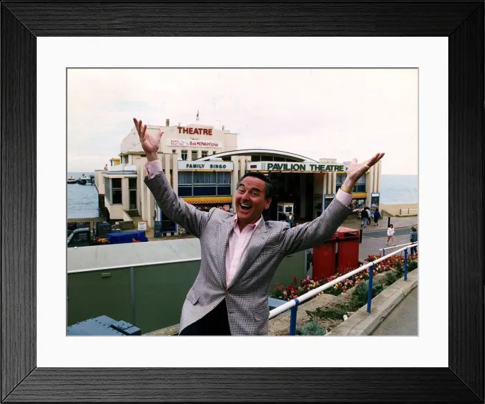 Framed Print : Bob Monkhouse outside the Pavilion Theatre Brighton
