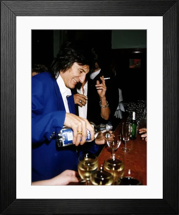 Framed Print : Ronnie Wood Rolling Stones pours drink Circa 1992 Framed Print : Ronnie Wood Rolling Stones pours drink Circa 1992