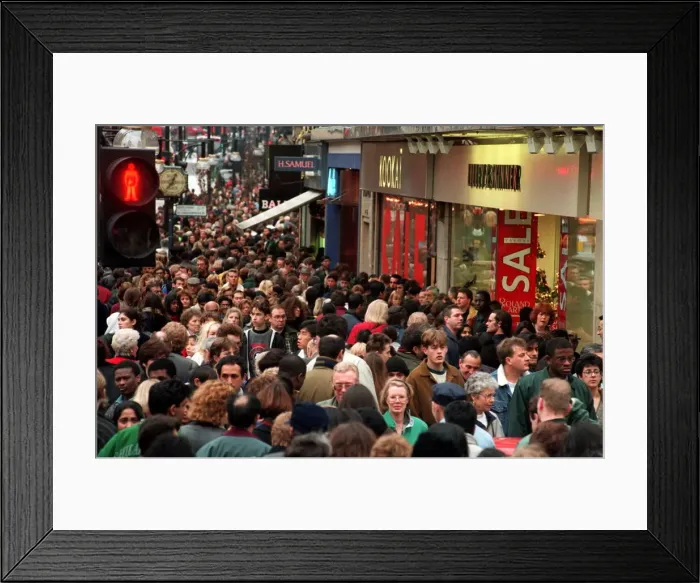 Framed Print : Shopping sales in Oxford Street, London 27th December 1994 Framed Print : Shopping sales in Oxford Street, London 27th December 1994