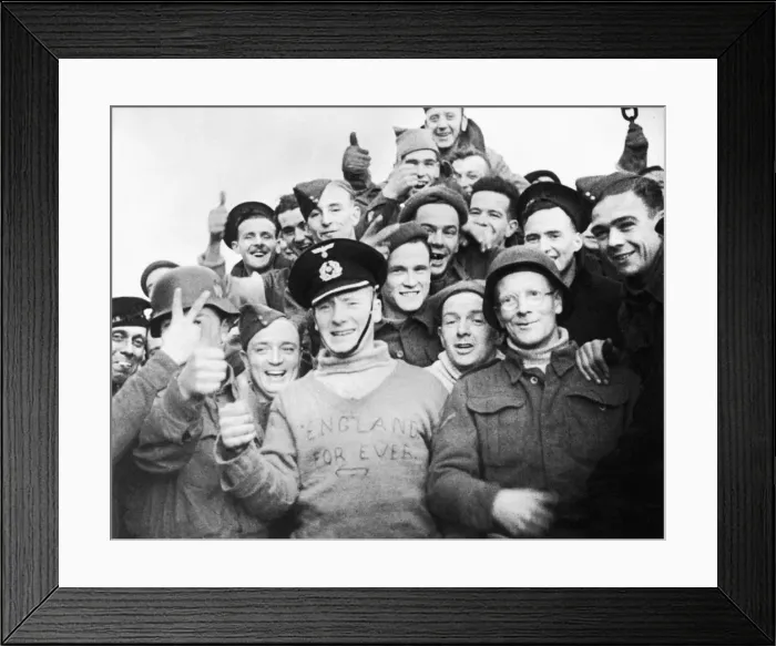 Framed Print : British forces return from Vaagso Island Norway Jan 1942 after striking at German