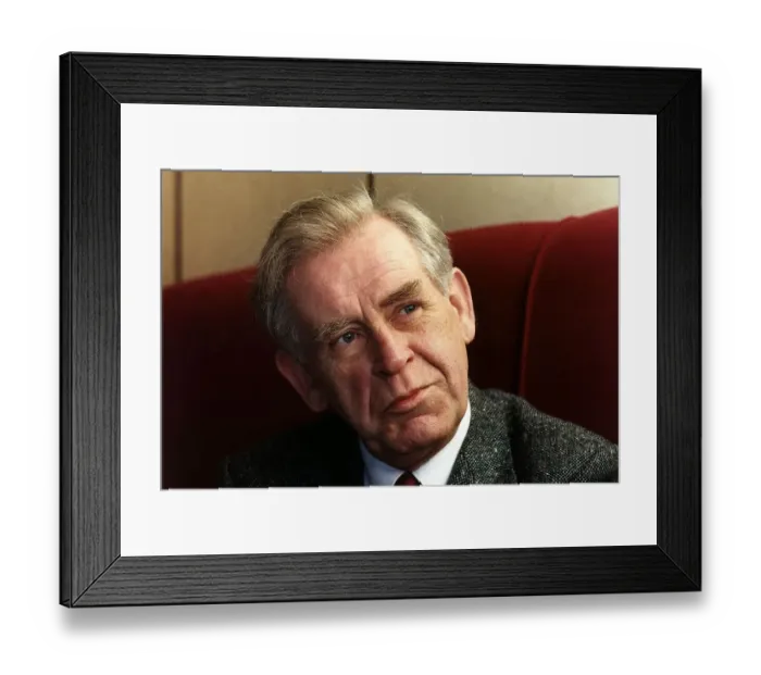 Framed Print : Magnus Magnusson BBC TV Presenter of Mastermind a general knowledge quiz programme Framed Print : Magnus Magnusson BBC TV Presenter of Mastermind a general knowledge quiz programme