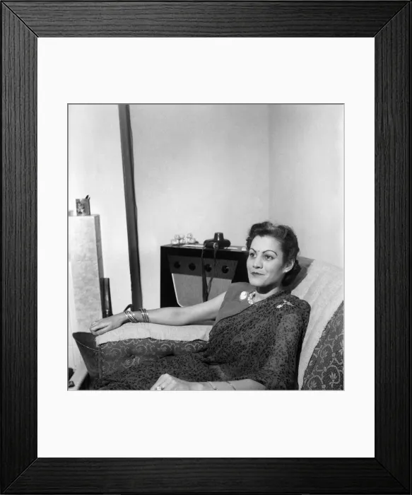 Framed Print : White Maharanee of Jodhpur, the wife of the Maharaja. August 1949 O19927-001