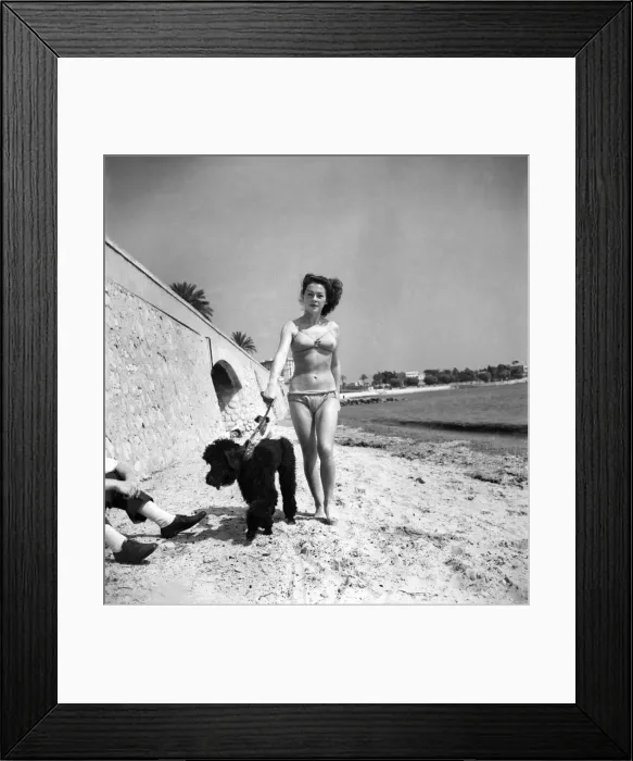 Framed Print : Sasi Tschaen and Yolande Blatt. South of France. July 1949 O20688-005