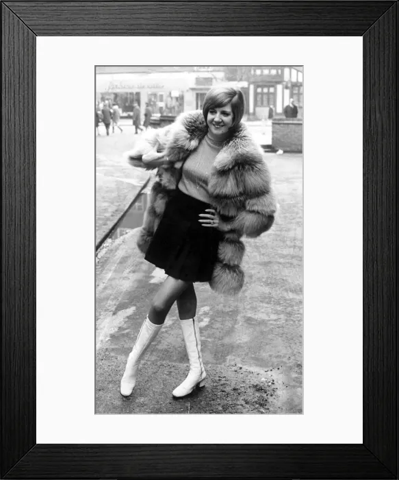 Framed Print : Cilla Black appears in Coventry dressed in an Arctic Fox fur coat