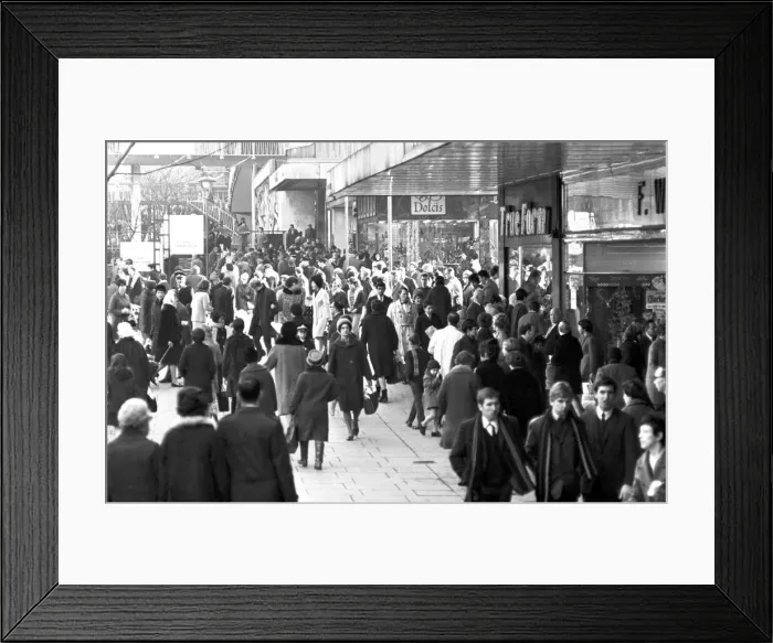 Framed Print : Christmas shopping in Coventry Precinct. 16th December 1967 Framed Print : Christmas shopping in Coventry Precinct. 16th December 1967