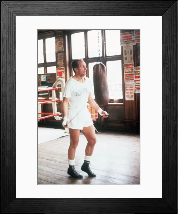 Framed Print : Boxer Henry Cooper trains in the gym dbase MSI Brochure