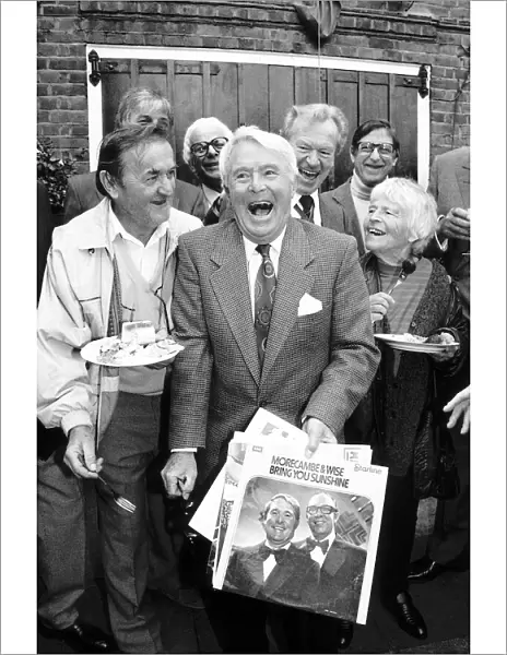 Ernie Wise unveils the plaque May 1992 on the house in Grey Close Hampstead