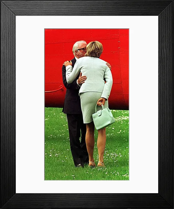 Framed Print : Princess Diana is kissed by Sir Richard Attenborough as she leaves Leicester University Framed Print : Princess Diana is kissed by Sir Richard Attenborough as she leaves Leicester University