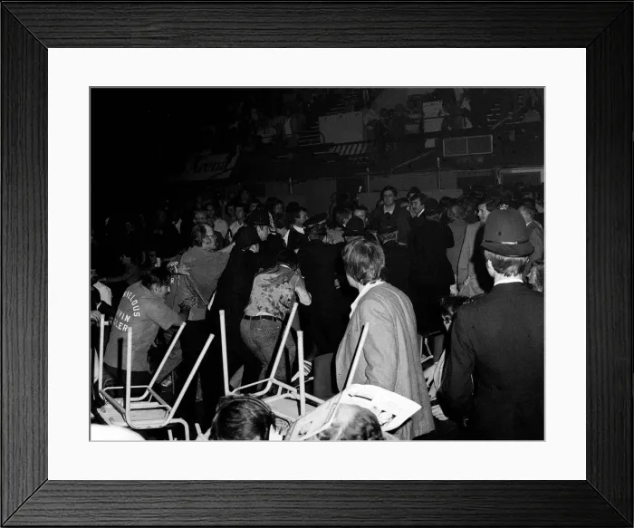 Framed Print : Crowd disturbance as Marvin Hagler beat Alan Minter 1980 where missiles Framed Print : Crowd disturbance as Marvin Hagler beat Alan Minter 1980 where missiles