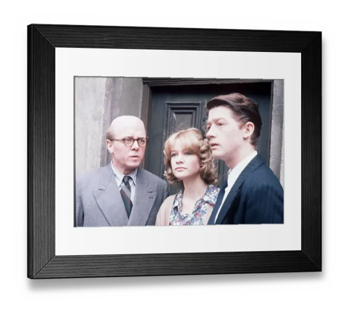 Framed Print : Richard Attenborough, John Hurt and Judy Geeson in Julie Christie Murder film
