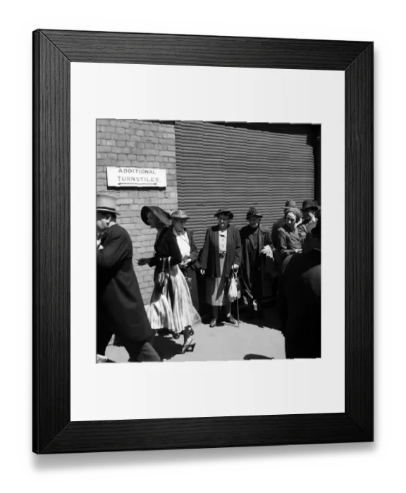Framed Print : Three old ladies watch the passing fashions at Royal Ascot. June 1952 C3077-002 Framed Print : Three old ladies watch the passing fashions at Royal Ascot. June 1952 C3077-002