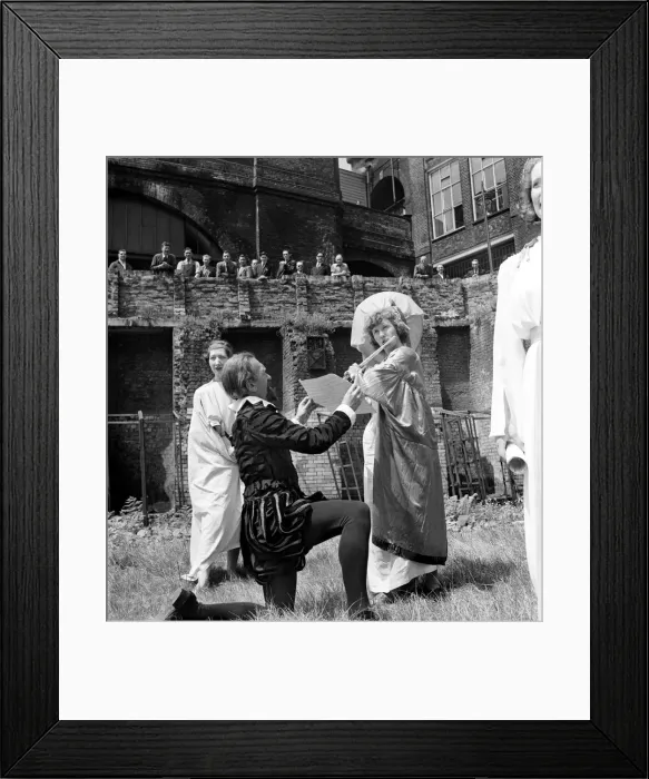 Framed Print : Ludgate Hill Shakespearean players perform extracts from the Bards many plays Framed Print : Ludgate Hill Shakespearean players perform extracts from the Bards many plays