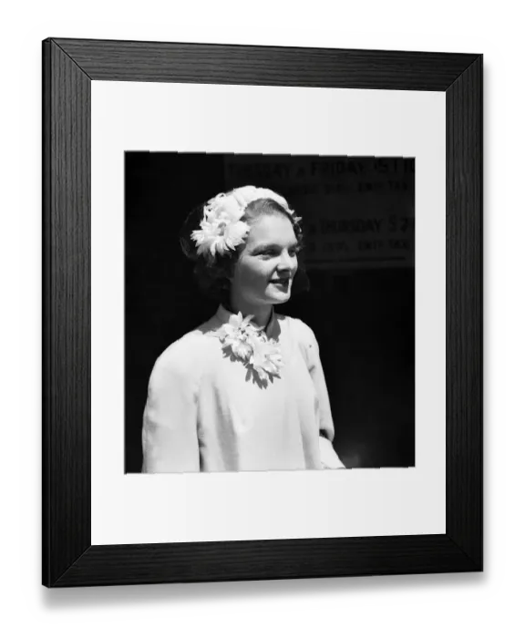 Framed Print : Miss Rosamund Lowry wore this small hat trimmed with marguerites with matching flower