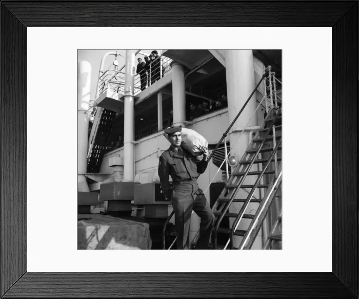 Framed Print : Private Bill Speakman, VC leaves for Korea. March 1952 C1305 Framed Print : Private Bill Speakman, VC leaves for Korea. March 1952 C1305