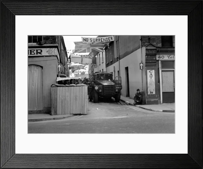 Framed Print : Northern Ireland. Troops seen here resting whilst out on patrol in Londonderry