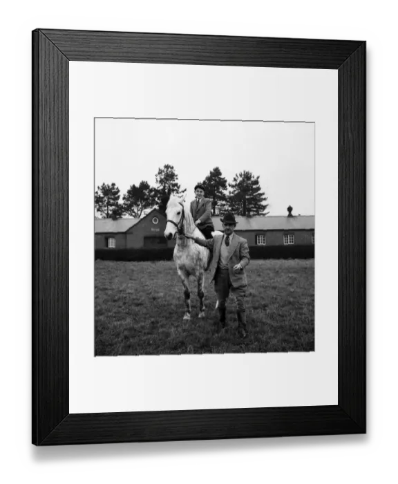 Framed Print : John Miller meets Jockey Sir Gordon Richards: Circa 1947 A147-001 Framed Print : John Miller meets Jockey Sir Gordon Richards: Circa 1947 A147-001