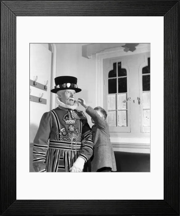 Framed Print : Geoffrey Harcup, aged 4 years with Yeoman Warder David Sprake, 84
