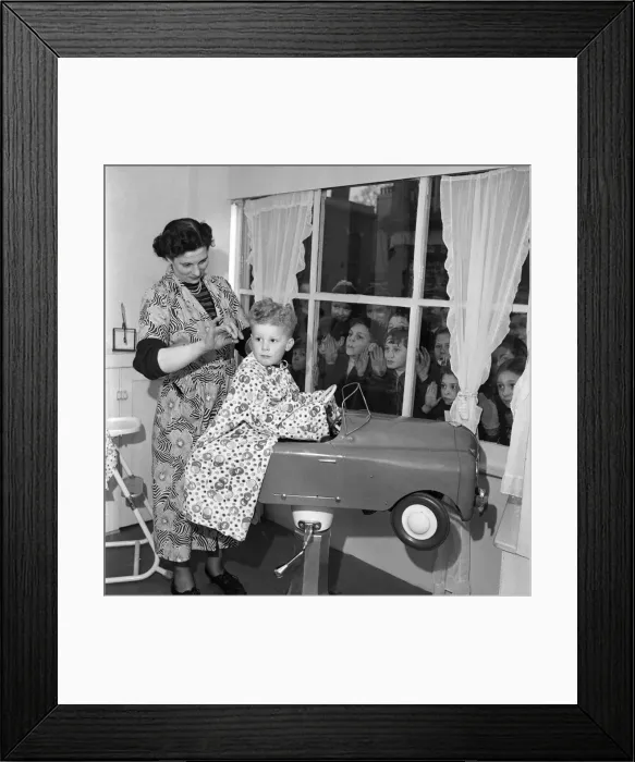 Framed Print : Kiddies pressing their noses against the window as they watch Christopher Chaplin aged 4 Framed Print : Kiddies pressing their noses against the window as they watch Christopher Chaplin aged 4