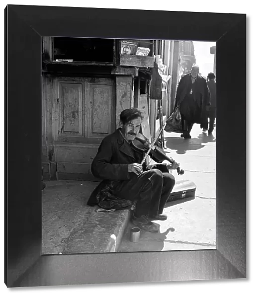 Blind Fiddler in a strategic position at the entrance of Ladies Bazaar. C1106-005