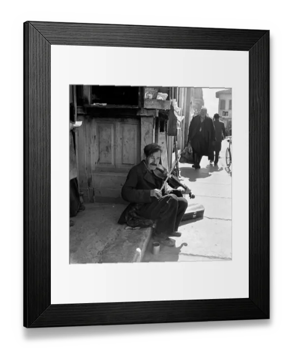 Framed Print : Blind Fiddler in a strategic position at the entrance of Ladies Bazaar. C1106-005