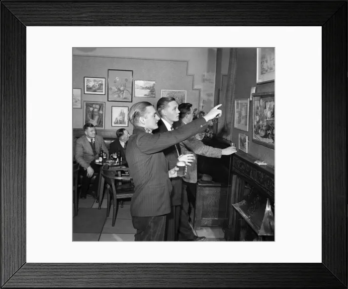 Framed Print : Norman Kenny of Sharston, Wythenshawe, discusses the finer points of art with some of Framed Print : Norman Kenny of Sharston, Wythenshawe, discusses the finer points of art with some of