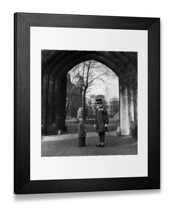 Framed Print : Geoffrey Harcup, aged 4 years with Yeoman Warder David Sprake, 84