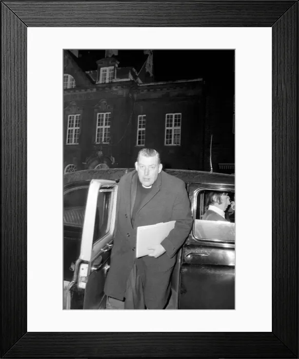 Framed Print : Rev Ian Paisley arrives at the BBC Studios for the Great Ulster Debate Framed Print : Rev Ian Paisley arrives at the BBC Studios for the Great Ulster Debate